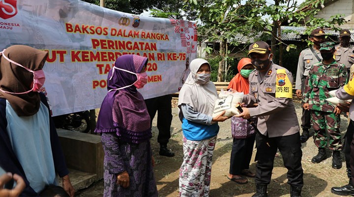 Bantu Warga Terdampak Pandemi, Polisi Salurkan Beras