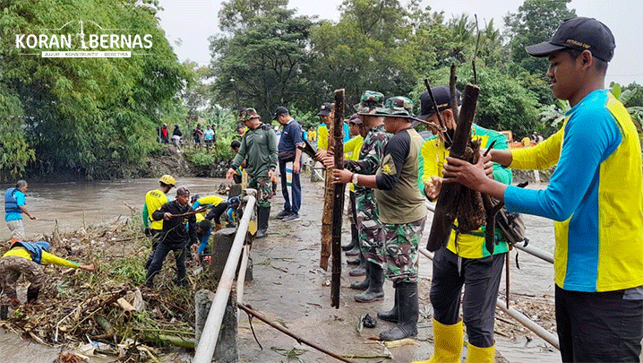 Puluhan Relawan Membersihkan Sampah Kali Dengkeng