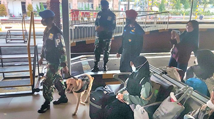 Dua Anjing Terlatih Disiagakan untuk Keamanan Pemudik di Stasiun Tugu