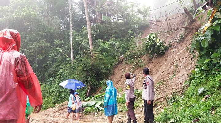 Hujan Lebat, Jalan Kabupaten Tertutup Longsor