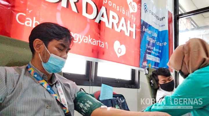 Dukung PMI, FIF Group Donor Darah Massal