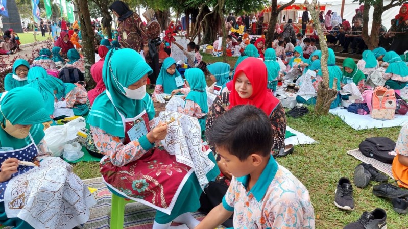 Ratusan Anak Melestarikan Batik Khas Kebumen