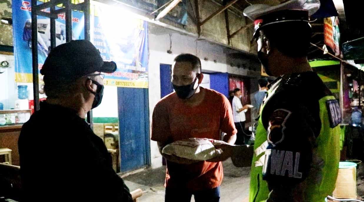 Polisi Bagikan Beras untuk PKL Sembari Mengingatkan Batas Jam Buka