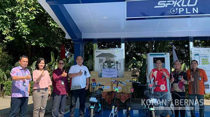 Dukung Green Tourism, PLN Serahkan Kompor Induksi dan Skuter Listrik ke Taman Wisata Candi Prambanan