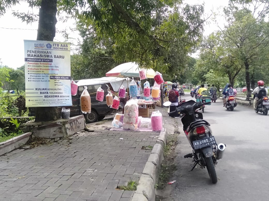 Pedagang Tetap Berjualan di Sepanjang Jalan Bekas Pabrik Karung