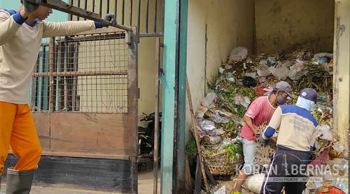Petugas Pasar dan UPTD Bersihkan TPS Pasar Tegalgondo