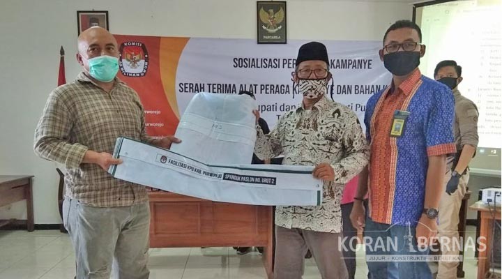 KPU Purworejo Menyerahkan APK dan Bahan Kampanye kepada Paslon