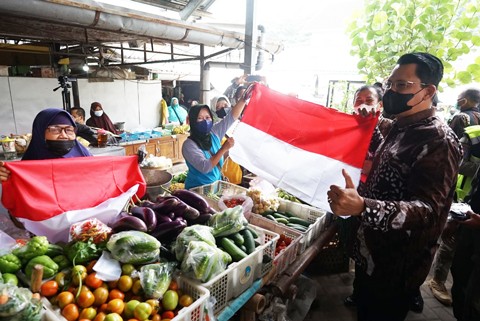  Wabup Bagikan Bendera Merah Putih di Pasar Cebongan