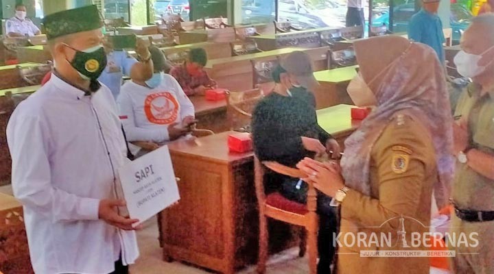 Sri Mulyani Menyerahkan Hewan Kurban dan Paket Beras untuk PKL
