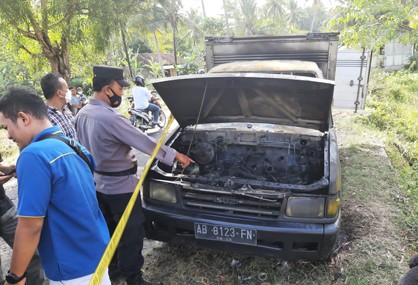 Mobil Box Terbakar di Karangsari Pengasih