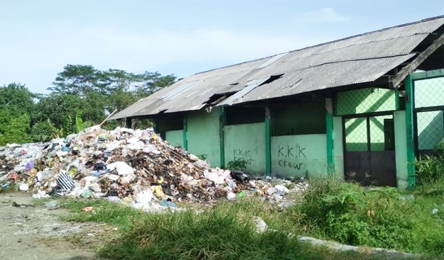 Atap Depan Bank Sampah Desa Sabrang Hilang, Diduga Dijual