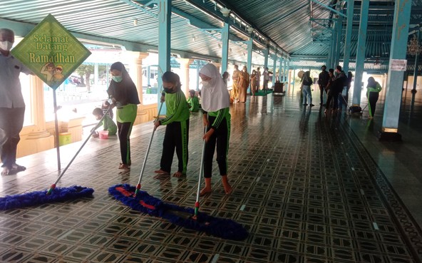 Jelang Ramadan, Bergotong Royong Membersihkan Masjid Kauman Solo