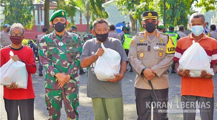 TNI, Polri dan Pegiat UMKM Membagi Sembako dalam Jumat Barokah