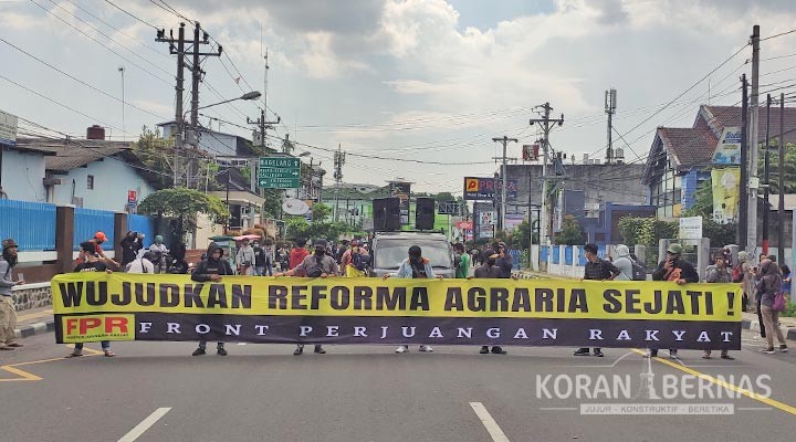 Front Perjuangan Rakyat Menggelar Demo di Bundaran UGM
