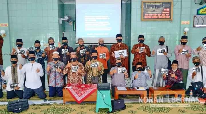 Dewan Masjid Indonesia Bagikan Masker