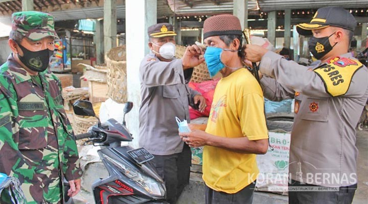 Polisi dan TNI Edukasi Pedagang Pasar Tradisional tentang Protokol Kesehatan
