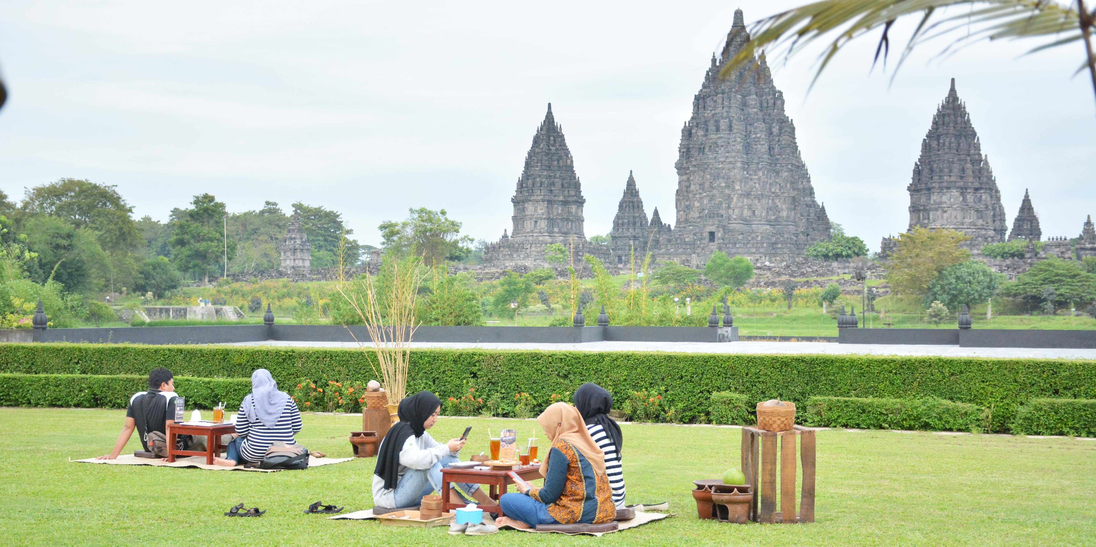 Ngabuburit Sembari Menikmati View Indah di Borobudur, Prambanan Atau Ratu Boko
