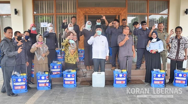 Anggota DPRD Kebumen Terima Bantuan Handsprayer dan Disinfektan 