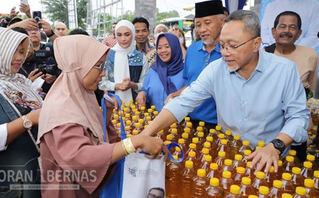 Bupati Sleman Dampingi Mendag Zulkifli Hasan Gelar Pasar Murah dan Bagikan 1.000 Paket Bahan Pangan