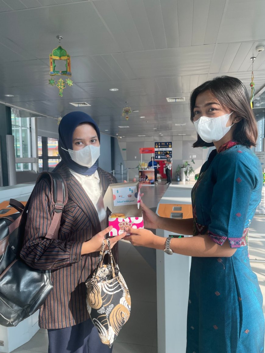 KAI Bandara Tingkatkan Pelayanan, Bagikan Takjil Gratis di Yogyakarta dan Medan