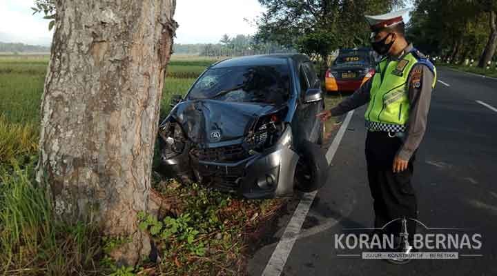 Anggota Polri Kecelakaan di Lendah Kulonprogo, Mobilnya Ringsek Tabrak Pohon