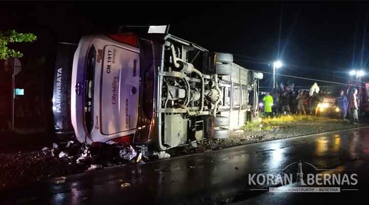 Bus Pariwisata Terguling Setelah Tabrak Motor, Seorang Meninggal di Lokasi