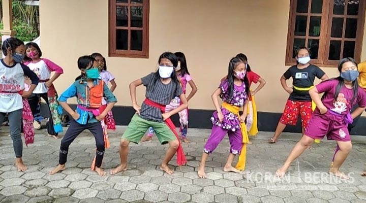 Meski Bermasker Penari Cilik Sanggar Tari Dolalak Arum Sari Tetap Semangat Berlatih