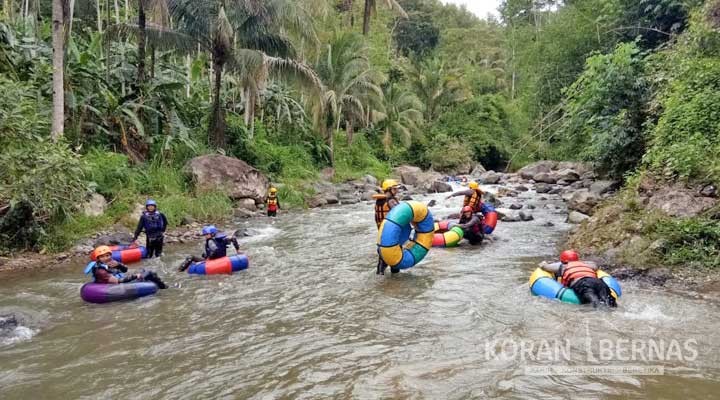 Tim SAR Polres Kebumen Latihan Evakuasi Pakai Ban Bekas