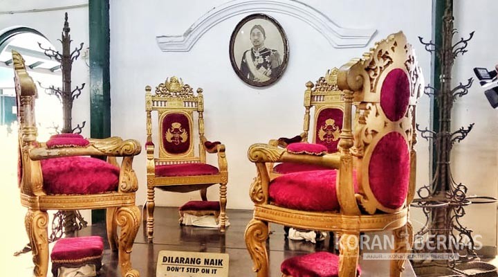 Meja Bersejarah Peninggalan Sultan HB VIII Rusak Gegara Emak-emak Selfie