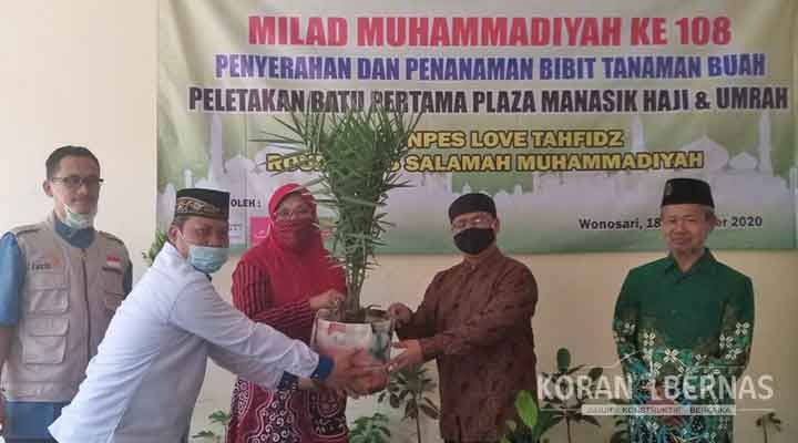 Menanam Pohon Buah Menandai Milad Muhammadiyah