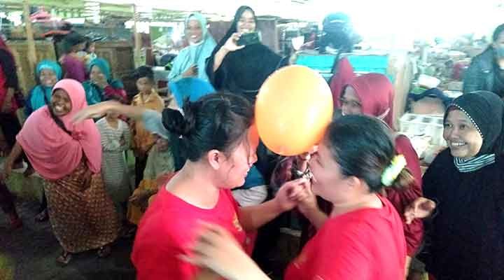 Sambil Berjualan Pedagang Pasar Tanjung Gelar Lomba 17-an