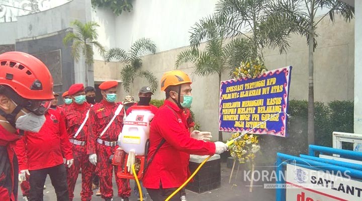 PDI Perjuangan Kota Yogyakarta Bagikan Jamu dan Telur Rebus