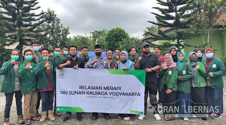 Mahasiswa UIN Yogyakarta Membantu Pengungsi Merapi