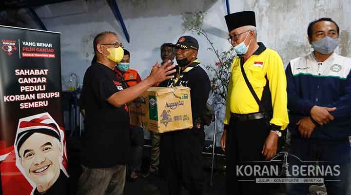 Sahabat Ganjar Memberikan Bantuan untuk Korban Erupsi Gunung Semeru
