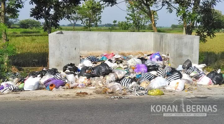 Meski Ditutup, Warga Tetap Bandel Buang Sampah di Pinggir Jalan Juwiring