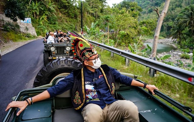 Sandi Ikut Mendorong Indonesia Bangkit Melalui Desa Wisata