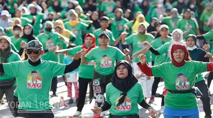 Ajak Masyarakat Rutin Olahraga, Relawan Santrine Abah Ganjar Gelar Senam Massal