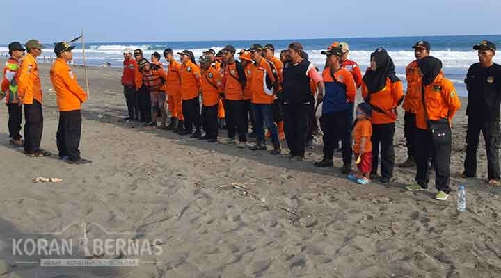 Petugas Menyusuri Pantai Belasan Kilometer Cari Korban Terseret Ombak