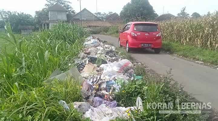 Jalan Tiga Desa di Kecamatan Tulung Klaten Jadi Tempat Pembuangan Sampah