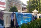 Gerakan Etis Guru DIY Saat Peringatan Hardiknas, Pasang Spanduk di Pagar Kantor Disdikpora dan Bagikan Bunga