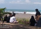 Gandengan Tangan Lepas Setelah Ombak Kedua Datang