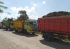 Arus Lalu Lintas Sempat Terganggu Saat Puluhan Truk Material Proyek Tol Parkir Menunggu Antrean