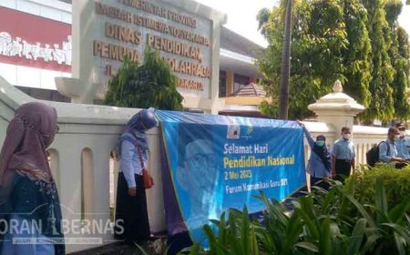 Gerakan Etis Guru DIY Saat Peringatan Hardiknas, Pasang Spanduk di Pagar Kantor Disdikpora dan Bagikan Bunga