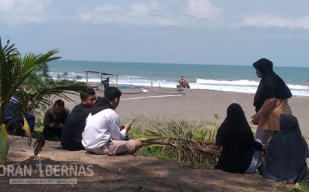 Gandengan Tangan Lepas Setelah Ombak Kedua Datang