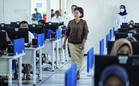 Pastikan Prosesnya Lancar, Rektor UGM Tinjau Pelaksanaan UTBK 2023
