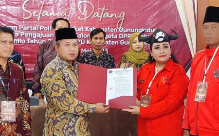 Serahkan Bacaleg, Parpol Datangi KPU Gunungkidul