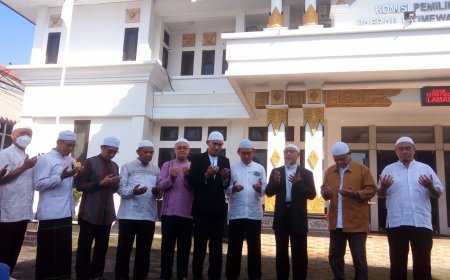 Khudhori Diantar Santri Kopiah Putih ke KPU DIY, Resmi Mendaftar Calon DPD RI