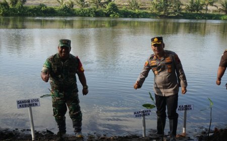 Personel TNI dan Polri Tanam Mangrove di Pantai Mirit