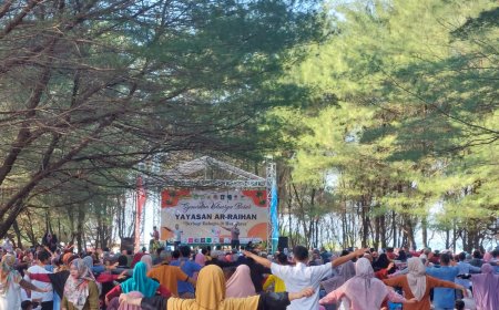Kenalkan Obyek Wisata, Keluarga Besar Yayasan Ar Raihan Syawalan di Pantai Cemara Sewu