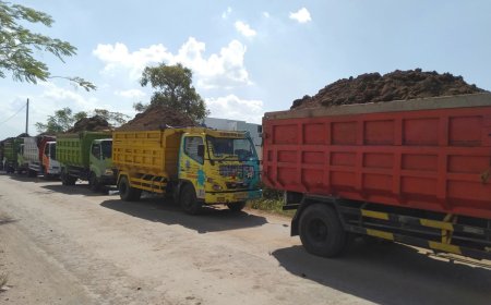 Arus Lalu Lintas Sempat Terganggu Saat Puluhan Truk Material Proyek Tol Parkir Menunggu Antrean